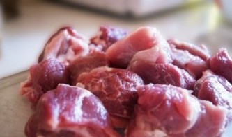 Мясо с луком на сковороде - фото шаг 1