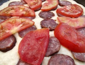 Пицца на сковороде с помидорами - фото шаг 2