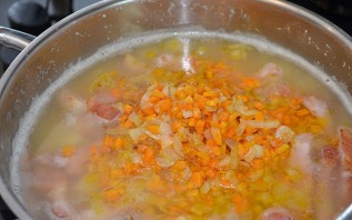 Гороховый суп с копченой грудинкой - фото шаг 10