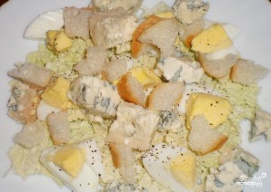 Салат сливочный с сухариками - фото шаг 3