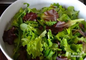 Салат с креветками и листьями салата - фото шаг 2