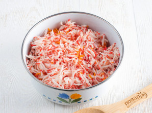 Салат с крабовыми палочками и морковью - фото шаг 3