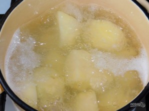 Картофельное пюре с жареным луком, орехами и зеленью - фото шаг 1