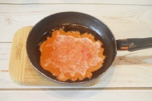 Жареные яйца в томатном соусе с тостами - фото шаг 4
