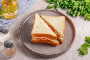 Горячие сэндвичи с колбасой и сыром на сковороде - фото шаг 5