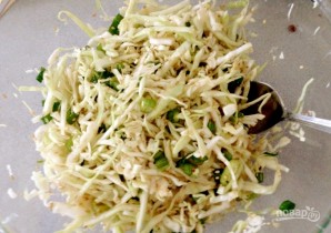 Салат с капустой свежей - фото шаг 2