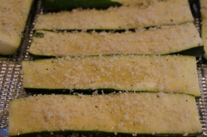 Кабачки, запеченные в духовке с сыром - фото шаг 1