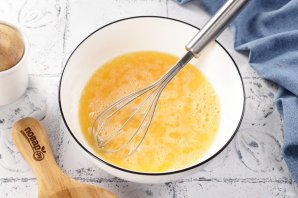 Гренки с молоком и яйцом - фото шаг 3