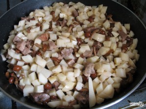 Картошка со свининой и грибами на сковороде - фото шаг 4