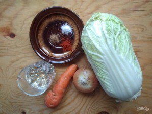 Тушеная пекинская капуста с морковью - фото шаг 1
