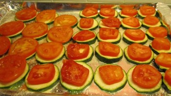 Кабачки, запеченные с чесноком и помидорами - фото шаг 4