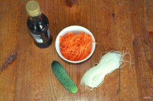 Фунчоза с огурцом и морковью - фото шаг 1