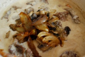 Тушеная телятина с грибами - фото шаг 9