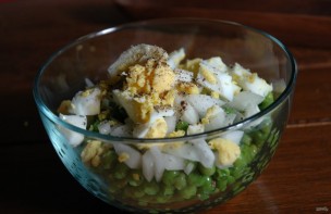Салат из горошка и яиц - фото шаг 4