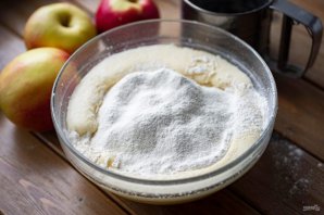 Заливной пирог на ряженке в духовке с яблоками - фото шаг 5