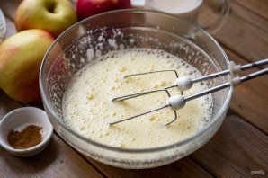 Заливной пирог на ряженке в духовке с яблоками - фото шаг 3