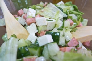 Салат с жареной колбасой - фото шаг 7