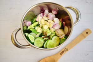  Салат зимний из огурцов - фото шаг 2