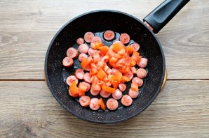 Яичница с сосисками и помидорами - фото шаг 3