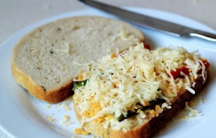 Бутерброды с сыром на сковороде - фото шаг 8
