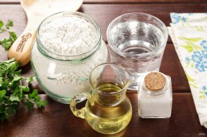 Тесто постное для чебуреков - фото шаг 1