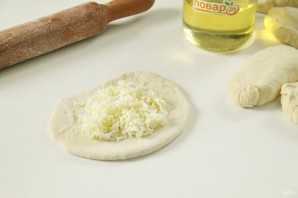 Лепешки с сыром сулугуни - фото шаг 3