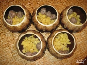 Фрикадельки с картошкой в горшочках - фото шаг 3