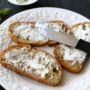 Открытый бутерброд с запеченными помидорами, сыром и бальзамическим уксусом - фото шаг 8