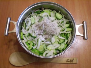 Огуречный салат с луком на зиму - фото шаг 4