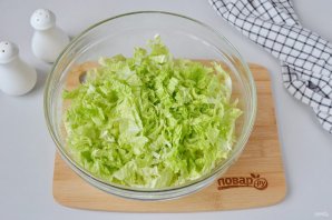 Салат с капустой и кукурузой - фото шаг 2
