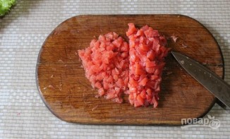 Салат с семгой и солеными огурцами - фото шаг 2