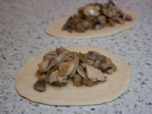 Пирожки с курицей и грибами - фото шаг 7