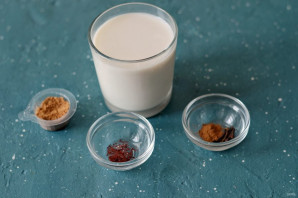Молоко с шафраном - фото шаг 1
