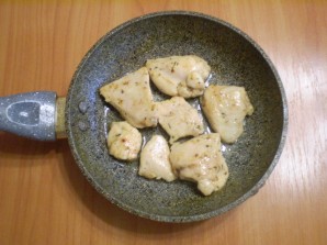 Куриное филе кусочками на сковороде - фото шаг 5