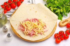 Лаваш с колбасой и сыром - фото шаг 6