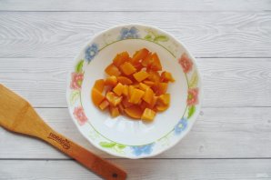 Фруктовый салат из консервированных персиков и груш - фото шаг 2