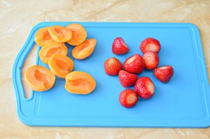 Сыр с ягодами и фруктами - фото шаг 3