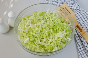 Салат с сухариками и капустой - фото шаг 2