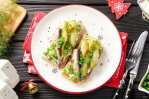 Бутерброд со шпротами и солеными огурцами - фото шаг 10