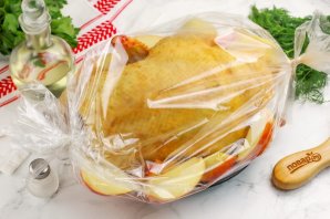 Утка в рукаве с яблоками - фото шаг 5