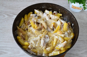 Картофель со сметаной и сыром на сковороде - фото шаг 5