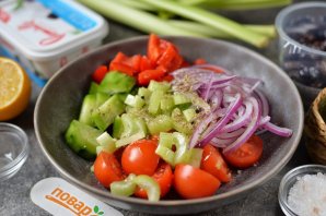 Греческий салат с сельдереем - фото шаг 4