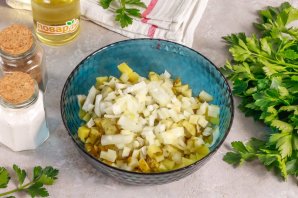 Салат с солеными огурцами, яйцами и картошкой - фото шаг 3