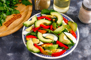 Салат с авокадо и сухариками - фото шаг 5