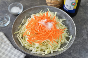 Салат с пикантной капустой и кукурузой - фото шаг 3