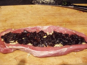 Свинина, фаршированная черносливом - фото шаг 3