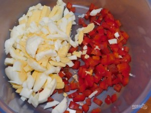 Салат с перцем, кукурузой и крабовыми палочками - фото шаг 2