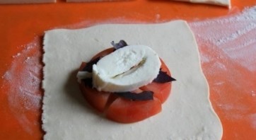 Пирожки с помидорами и базиликом - фото шаг 3