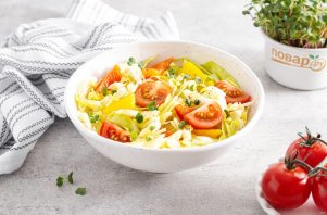 Салат из капусты, болгарского перца и помидоров - фото шаг 7