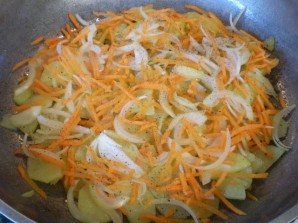 Жареная картошка с морковкой - фото шаг 5